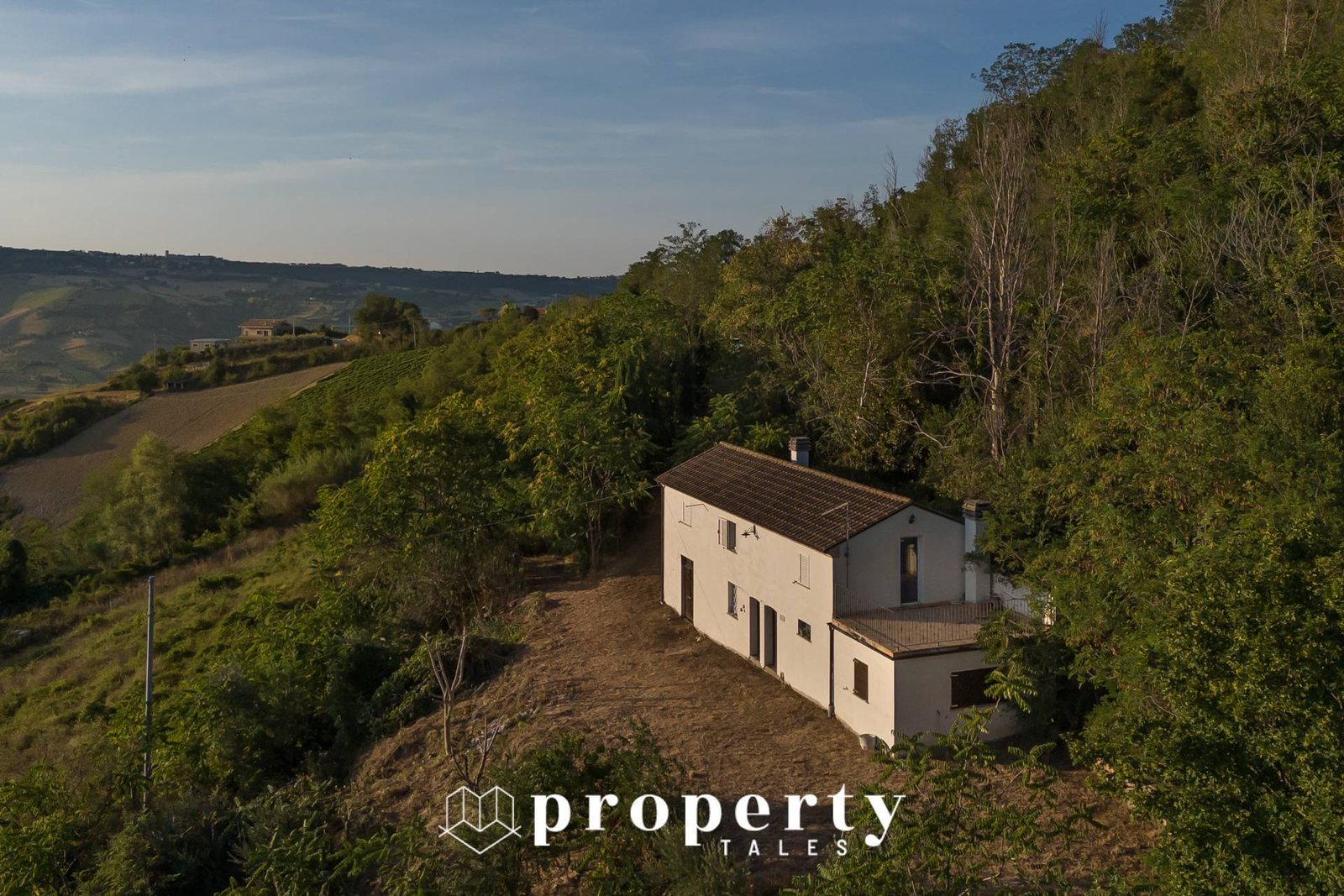 La casa colonica vista dall'alto