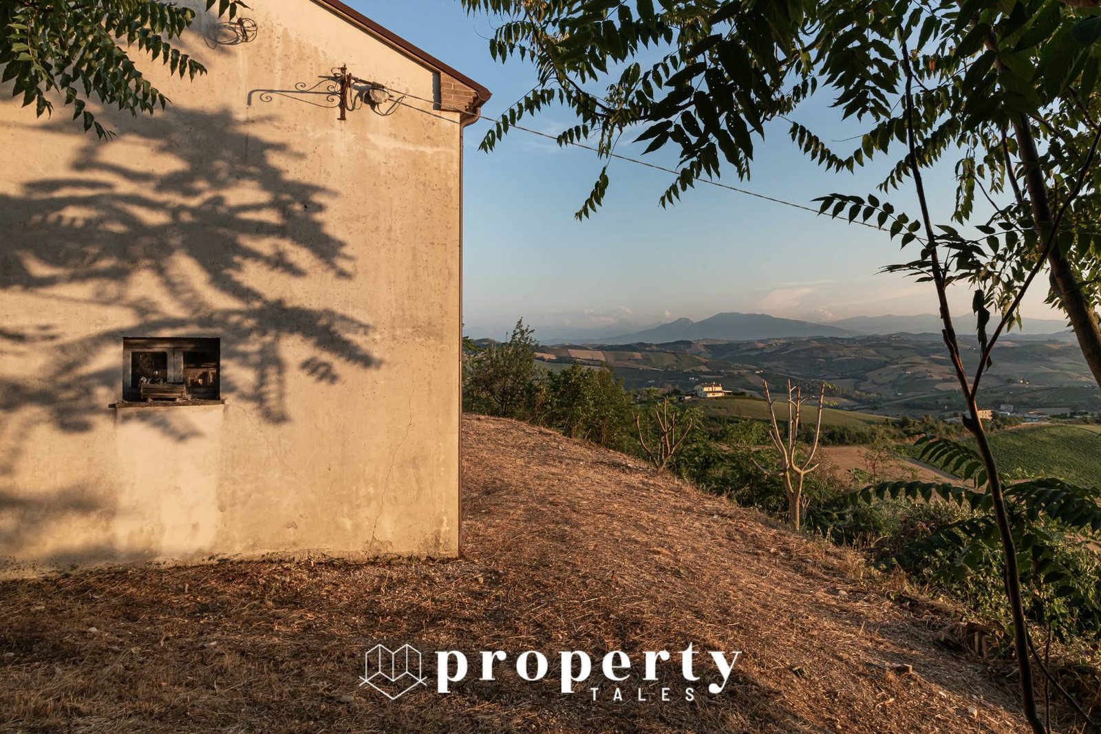 Il muro con l'intonaco che cede