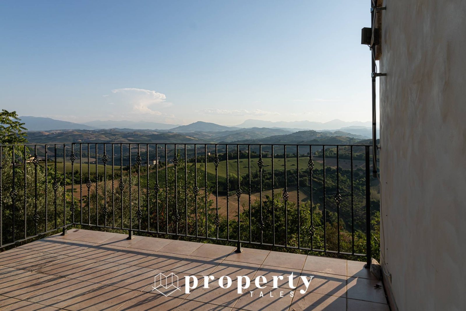 La vista sulle colline e sui Sibillini